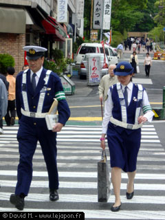 Homme et femme policiers
