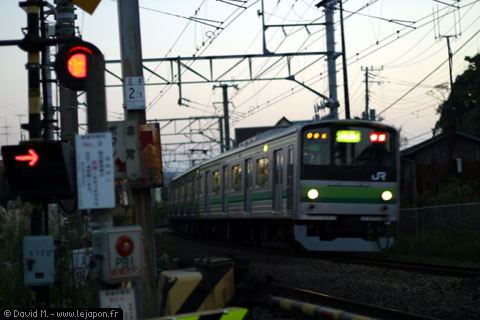 train JR la nuit à Kamakura au Japon
