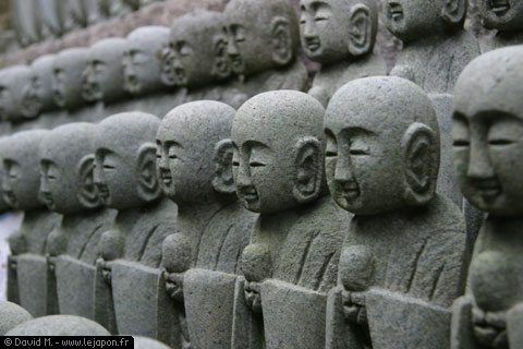 Des milliers de Jizo -statuettes en pierre représentant un dieu japonais