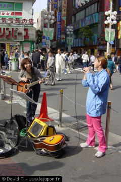 Jeunes japonaises chanteuses de rue