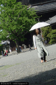 Japonaise avec une ombrelle au temple Higashi Honganji de Kyoto
