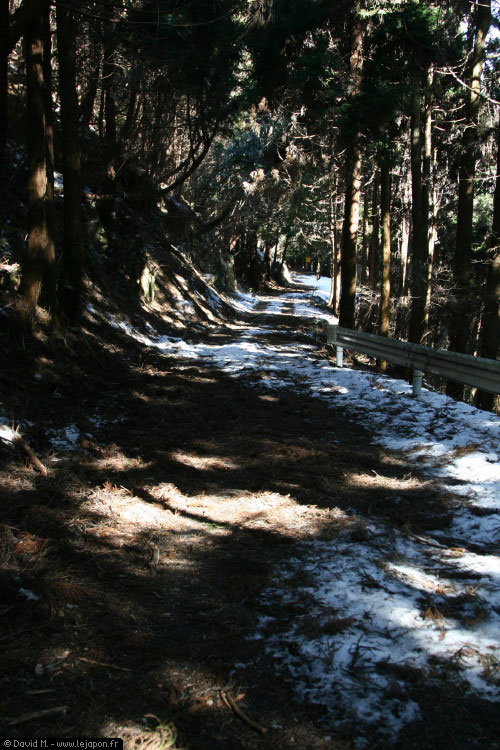 Chemin de montagne enneigé au Japon
