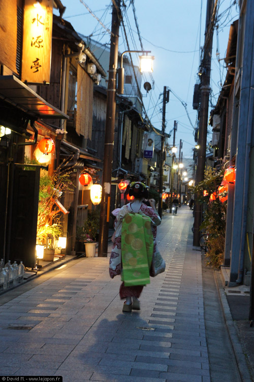 Maiko dans les rues de Gion à Kyoto